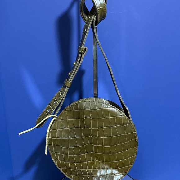 Madewell Simple Circle Crossbody: Croc Embossed Leather Olive Green
Asparagus - Picture 1 of 6